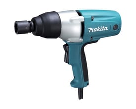 Detaljeret billede af Makita slagnøgle TW0350J, der viser grebets ergonomiske form og hovedets konstruktion.