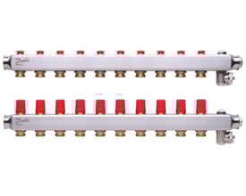 Overbliksbillede af Danfoss SSM manifoldsæt i rustfri stål, viser et sæt af fremløb og retur manifolder med 10 udgange hver.