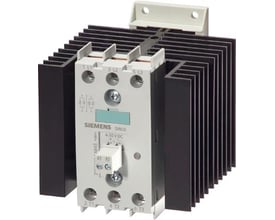 Siemens 3RF2430-1AB45 solid-state kontaktor med 3 faser, 30A og 4-30VDC styringsspænding, fremviser køleprofilen.