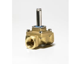 Danfoss EV210B magnetventil isoleret på hvid baggrund, viser 3/4" messinggevind og cylindrisk top.