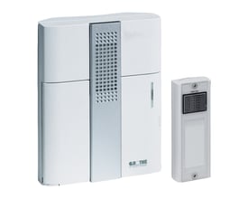 Grothe Mistral 200M trådløs ringeklokke i hvid med sølvdetaljer og et tilhørende hvidt ringetryk med navneskilt.