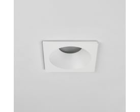 Astro Lighting 5794 Minima Square indbygningsspot i mat hvid metal med en kvadratisk ramme.