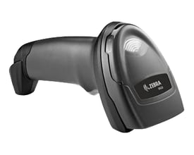 Sort Zebra DS2208 D2 håndholdt 2D-stregkodescanner med pistolgreb, set skråt forfra med læsevinduet synligt.