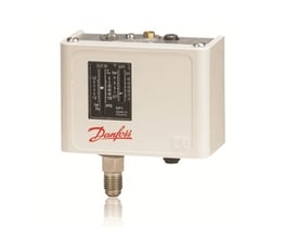Danfoss KP 1 pressostat i lyst kabinet med tryktilslutning forneden, til trykområdet -0,2 til 7,5 bar.