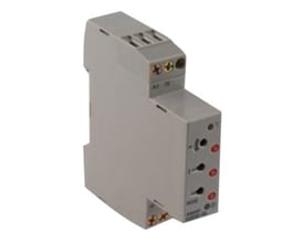 Omron DIN-skinne timer 17,5 mm med skrue terminaler og indstillingsknapper på en hvid baggrund.