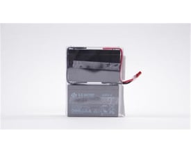 Eaton Easy Battery+ batteripakke J til UPS med to grå batterier og røde ledninger, 12 V og 2 x 6 V/9 Ah.
