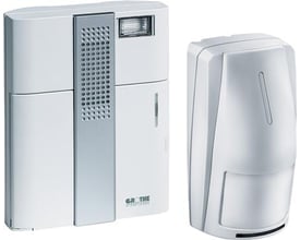 Grothe Mistral 300 BM trådløs klokke og bevægelsesmelder i hvid plast, vist sammen på hvid baggrund.