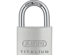 Tættere visning af Abus TITALIUM hængelås 64TI/40, fremhæver NANO PROTECT-teksten på den forkromede bøjle og ABUS-logoet.