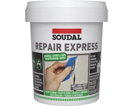 Soudal Repair Express Plaster 900 ml, en hvid spand med grønne og sorte detaljer, viser en hånd med spartelmasse.