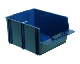 En tom blå Raaco reolskuffe 8-2000 i polypropylen, set fra en let skrå vinkel.