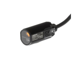 Omron fotoelektrisk sensor E3FA-LP11 med M18 gevindcylinder og 2 meter kabel på hvid baggrund.