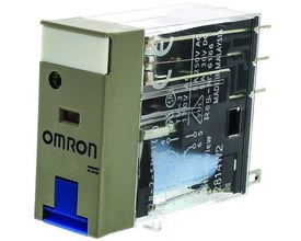Omron G2R-2-SNDI relæ med 8 poler og DPDT-konfiguration, fremhævet med mekanisk testknap og LED-indikator.