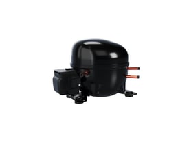 Embraco-kompressor EMX6152U til 230 V med sort hus, kobberrør og monteringsfødder, set skråt forfra.