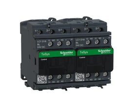 Schneider Electric TeSys D reverserende kontaktor, 18A, 3-polet, 24V DC, med fokus på de to sammenkoblede enheder og deres skrueterminaler for strøm og styrekredsløb.