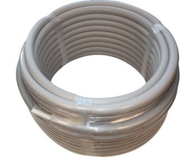 En rulle Wavin Tigris Alupex rør i grå, præisoleret med 9 mm isolering og pakket ind i plastfolie på hvid baggrund.