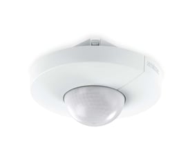 Steinel IS 345-r COM1 bevægelsessensor til indbygning i hvid, med rund detektionskuppel, monteret på et hvidt loft.