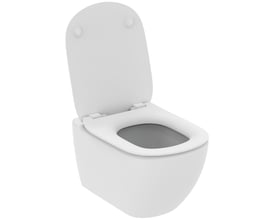 Skråt ovenfra-billede af et åbent Ideal Standard væghængt toilet i hvid, der tydeligt viser kummen og sædet.