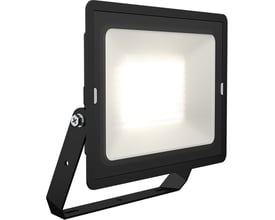 Skrå frontvisning af en sort Ansell Lighting Eden LED projektør med lyset tændt, viser en bred lysspredning og robust design, isoleret på hvid baggrund.