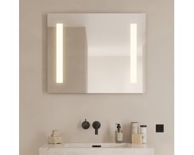 Loevschall Godhavn spejl med integreret LED-lys, vist over et marmorbord med badeværelsesartikler og armatur.