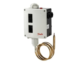 Frontvisning af Danfoss RT120 termostat, 120-215°C, med tydelig visning af temperatur- og differentialindstillinger samt producentens logo.