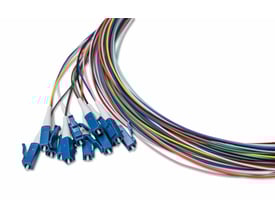 Et bundt af 12 SingleMode G652D SemiTight pigtails, hver 2 meter lang med LC/UPC-stik og 0,9mm diameter, i 12 forskellige farver.