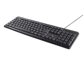 Deltaco sort tastatur med nordisk layout og USB-tilslutning, vist fra siden med en let vinkel for at vise proportionerne.
