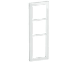 LK FUGA Pure designramme i hvid glas med plads til 3 moduler, fremstår ren og minimalistisk.