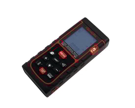 Diesella laser afstandsmåler i sort med røde detaljer, viser tydeligt knapper og display med måledata.