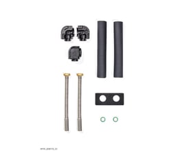 Vaillant tilslutningssæt til aroTHERM plus med to rustfri rør, sorte isoleringsstykker og tilslutningsdele.