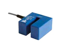 Blå induktiv gaffelsensor med kabel fra Carlo Gavazzi, vist skråt forfra med den åbne gaffel synlig.