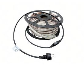 A LED Eco LED bånd, 25 meter lang, på en sort rulle med 230V stik og klar til brug.