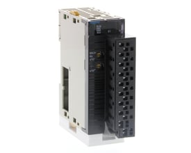 Omron analog I/O unit med 4 input og 2 output, model MAD42, med skrueløs klemterminal og justeringsknapper.