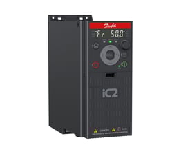 Danfoss iC2-30 frekvensomformer i mørkegrå plast med et LCD-display, knapper og logo på en hvid baggrund.