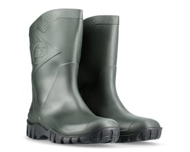 Dunlop Dee gummistøvle 580011 i størrelse 44, vist parvis i mørkegrøn med sort profileret sål og Dunlop logo på siden.