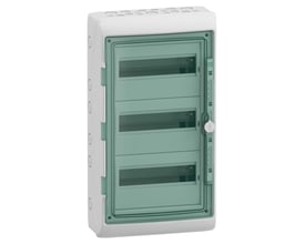En enkelt Schneider Electric Kaedra kapsling 3R 36M IP65 stående isoleret på hvid baggrund, med grønne transparente døre.