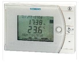 Siemens REV24 rumtermostat med 2-punkts regulering og 7-dages ur. Den viser tid 17:38 og rumtemperatur 23.6°C på en grønlig LCD-skærm.