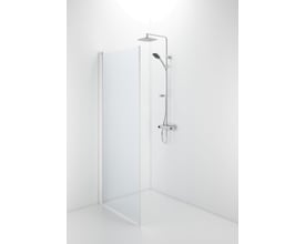 Contura Shower Space lige brusedør i hvidt profil og klart glas, monteret ved bruseren set skråt forfra.