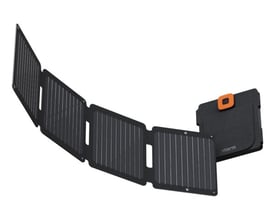 Sort Xtorm SolarBooster-solcellelader på 28 W foldet ud med fire solpaneler og tilslutningsdel.
