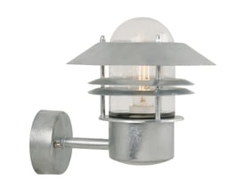 Nordlux Blokhus væglampe i galvaniseret look, isoleret på hvid baggrund, fremviser lampens industrielle æstetik.