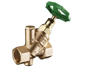 Kemper standard fristrømsventil i rødgods med 1 1/4" muffe/muffe tilslutning og grønt håndtag på hvid baggrund.