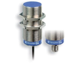 To Schneider Electric induktive følere XS6, M30 med 15mm tasteafstand, en med kabel og en tilbehørsdel.
