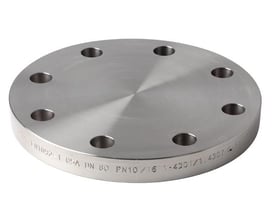Rund syrefast blindflange DN 32 set skråt ovenfra med bolt huller og glat, sølvfarvet flade.