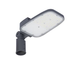 Gråt LEDVANCE Streetlight Area M vejarmatur på mastetop, set skråt nedefra med den indbyggede LED-flade synlig.