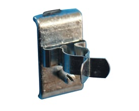 Fjederklemme med bagplade fra Maskinfabrikken Universal, Ø13mm, fremstillet af metal og med en synlig skrue.