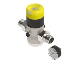Kemper trykreduktionsventil i rustfrit stål, DN50/2" np, med gul og sort indstillingsdel samt manometer ved siden af.