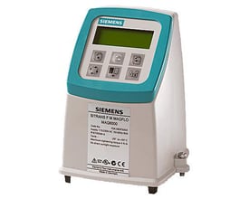 Siemens SITRANS F M MAGFLO MAG 6000 flowmåler med display, betjeningsknapper og IP67-klassificering i robust polyamidkapsling.