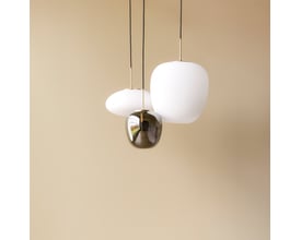 Tre Hübsch Reflect pendler i grå; én stor og to mindre, hængende fra et messingophæng og sort ledning.