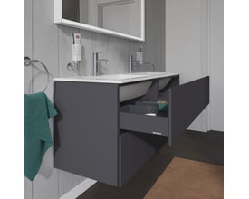 Detalje af Duravit L-Cube underskab i mørkegrå, med en skuffe delvist åben og synlige organisationselementer.