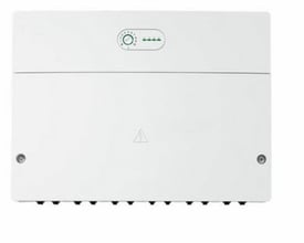 Fron view af Bosch MC400 kaskademodul, viser den hvide enhed med advarselstrekant og stik i bunden på hvid baggrund.