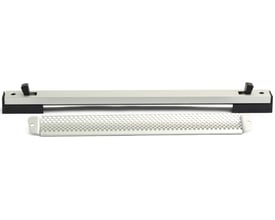 Ventil Biobe komplet 30 i eloxeret aluminium med sorte kunststof endestykker og en perforeret metalplade.